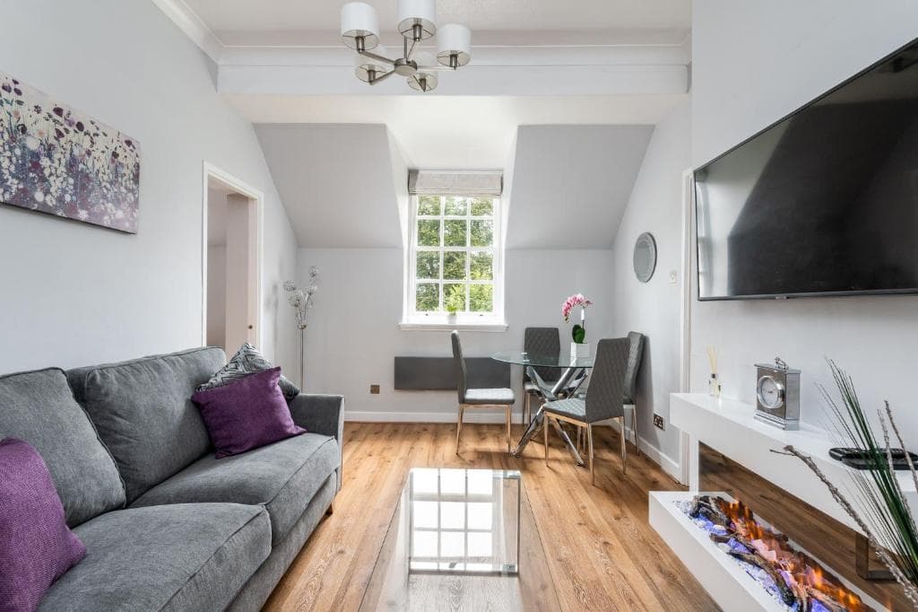 Pass the Keys Modern & Stylish Feversham House with Free Parking