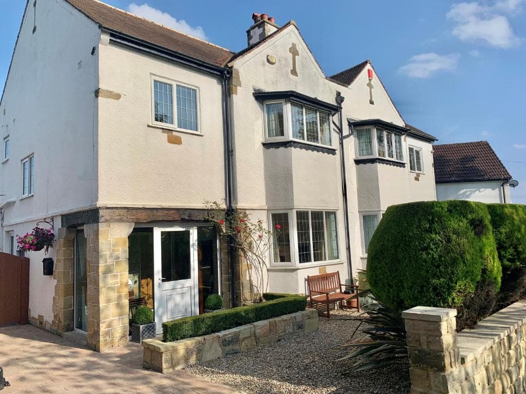 Accommodation at Luxury Cosy Cottage - in the Golden Triangle LEEDS in leeds