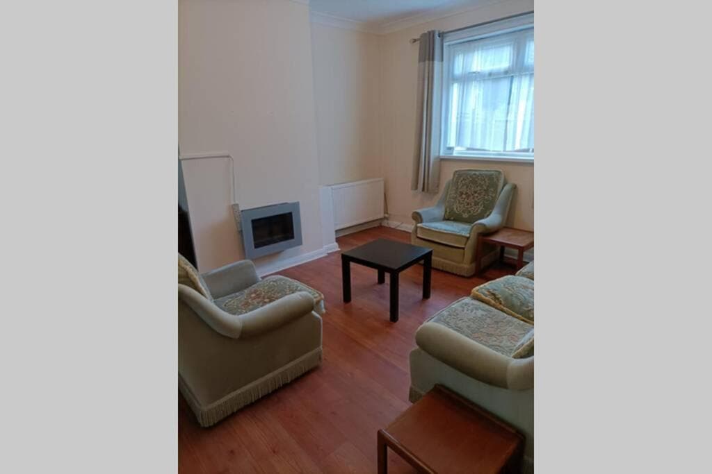 Accommodation at Entire House in a Quiet Residential Area in alverthorpe