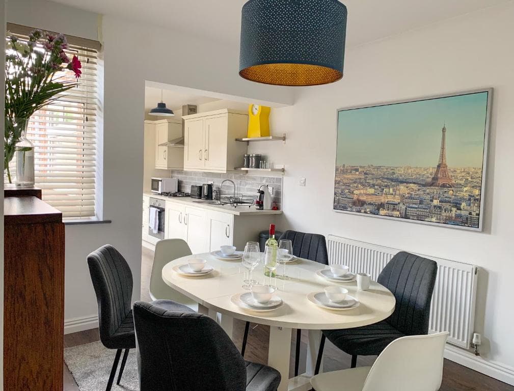 Accommodation at The Kensington - Free Parking - York Victorian House - Holiday Home in york