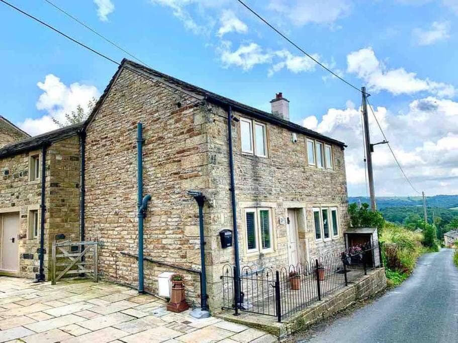 Accommodation at Stunning stone built charming cottage in honley