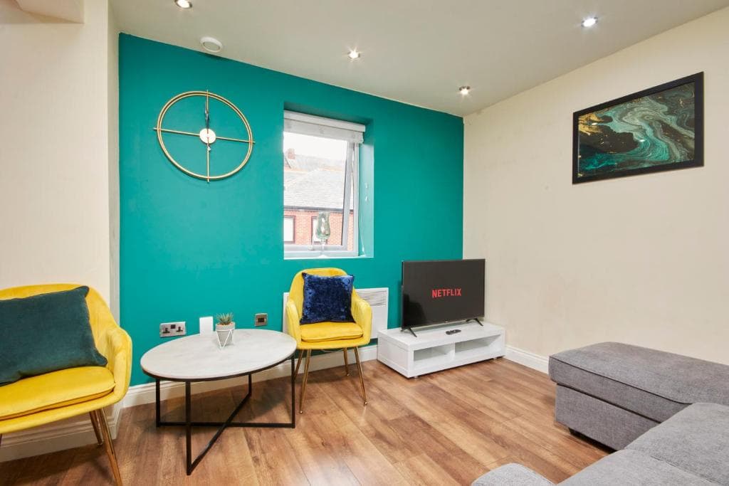 Accommodation at The Emerald Abode of Leeds - Sleeps 6 - Parking in leeds