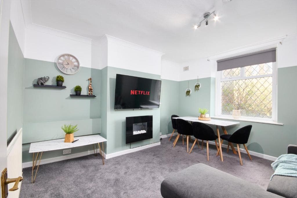 Accommodation at Ideal Apartment - Sleeps 6 - Netflix in idle