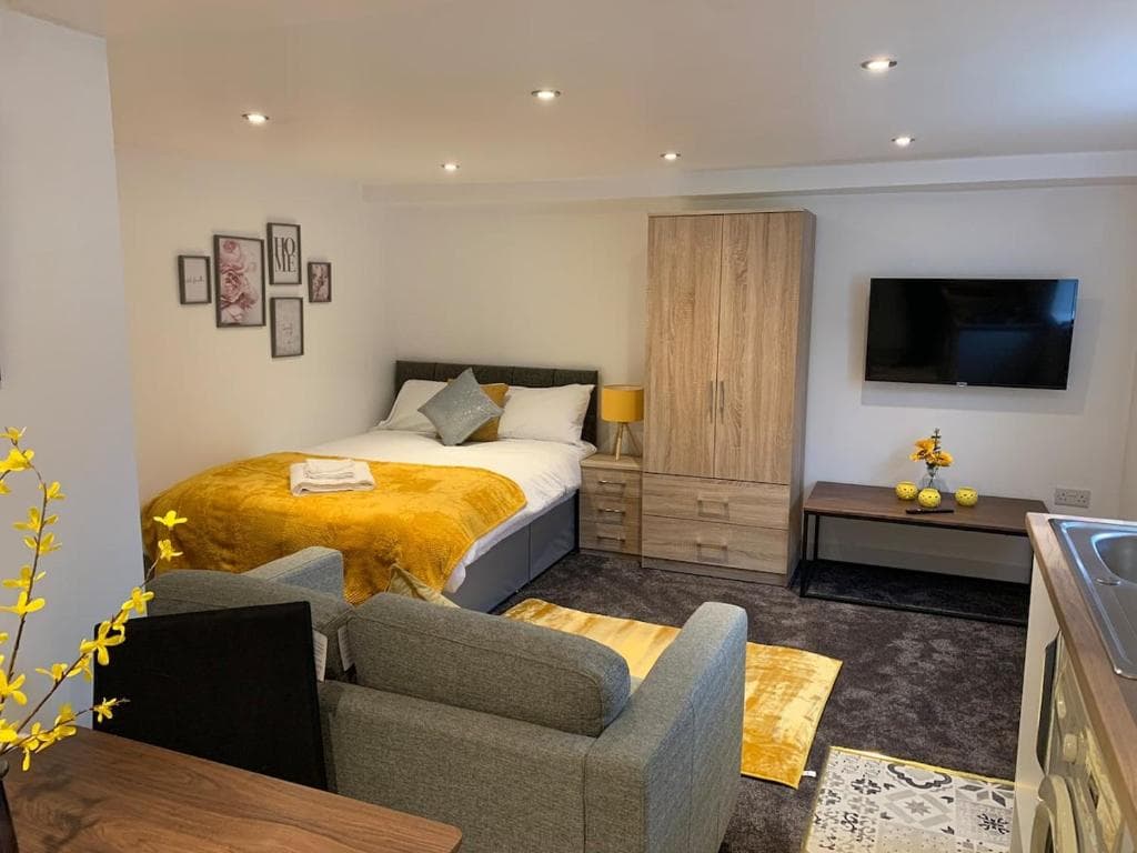 Accommodation at Newly Refurbished Studio Close to City Centre in knowsthorpe