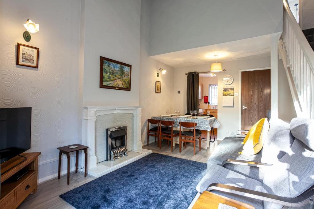 Accommodation at Spacious Townhouse Near the Industrial Area in attercliffe