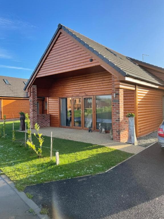 Accommodation at 31 Cherry East Riding of Yorkshire Hot Tub & Fishing in garton