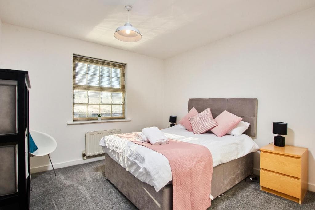 Accommodation at Stunning 2 Bed Apartment -Parking - Great Location in barnsley