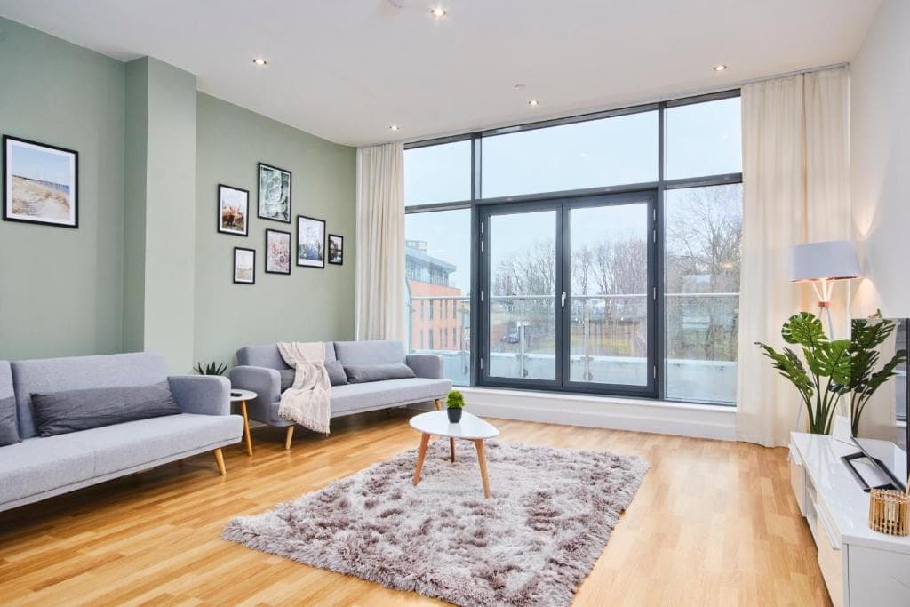Accommodation at Large Duplex Penthouse - Parking in leeds