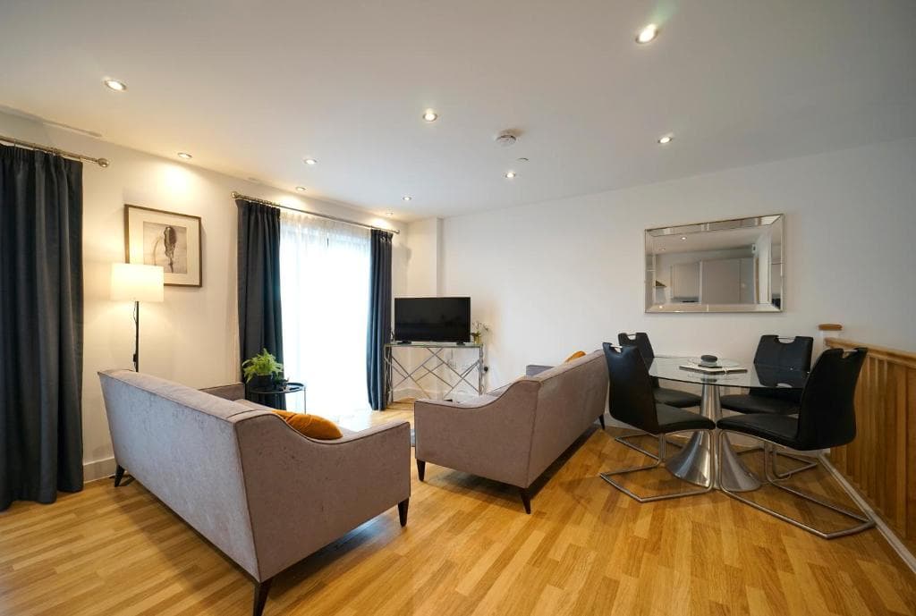 Accommodation at Modern 2 Bed Apartment with Juliet Balcony - DHB STAYS in leeds