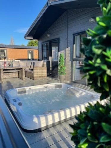 Accommodation at Ailsa Lodge with Hot Tub in allerthorpe