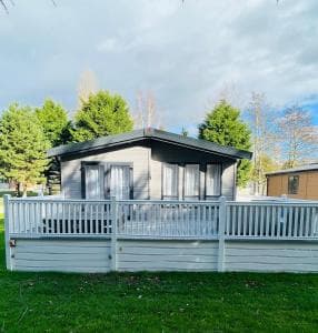 Peace Lodge with Hot Tub - Lodge in york