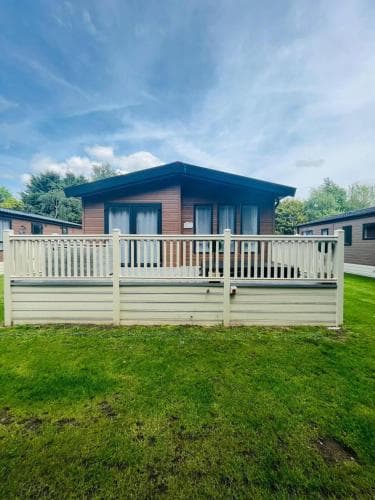 Lucky Lodge with Hot Tub - Lodge in york