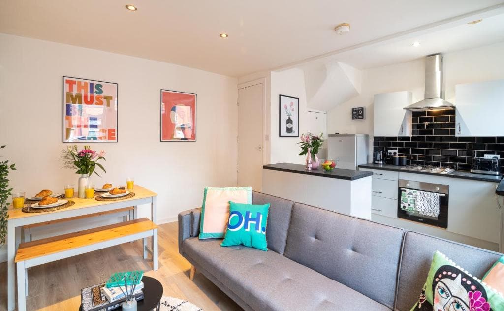 Accommodation at The Hyde Away. Chic Urban 2 Bedroom House in headingley