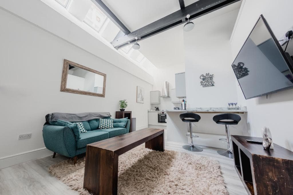 Accommodation at Hullidays-Theatre Hideout Apartment in hull