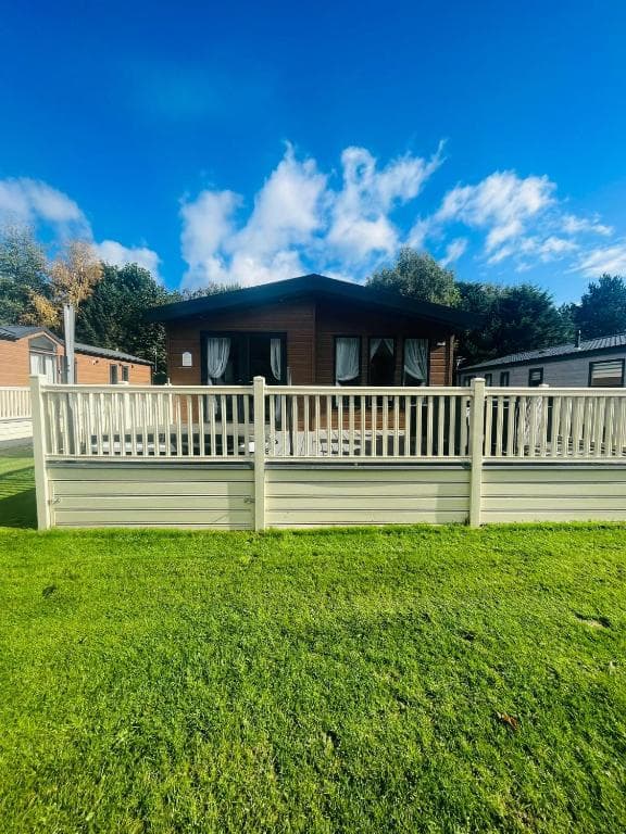 Waters Edge Lodge with Hot Tub - Lodge in york