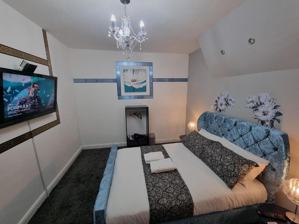 Accommodation at *** Well equipped home for a relaxing cosy and luxurious fun stay + Free Parking + Free Fast WiFi *** in farnley