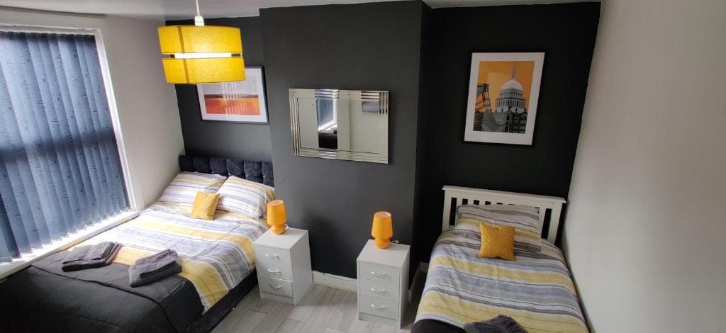 Accommodation at Homebird Property - Ashton House in leeds