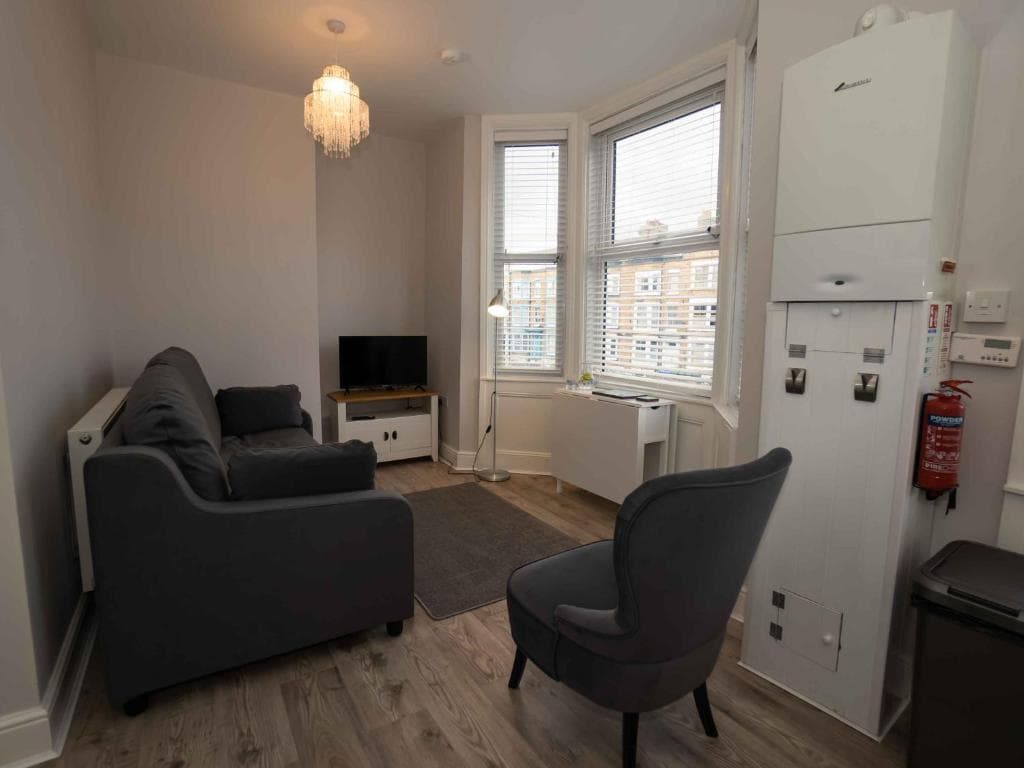 Accommodation at Pass the Keys Newly Renovated 2 Bedroom Apartment and Free Parking in scarborough