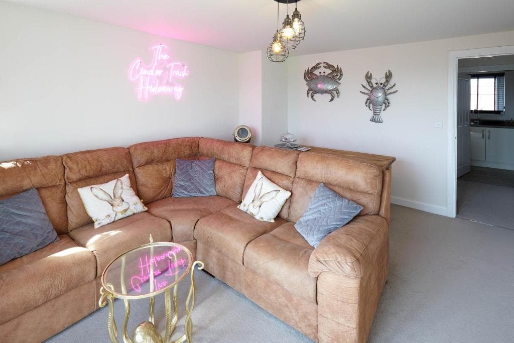 Host & Stay - The Cinder Track Hideaway