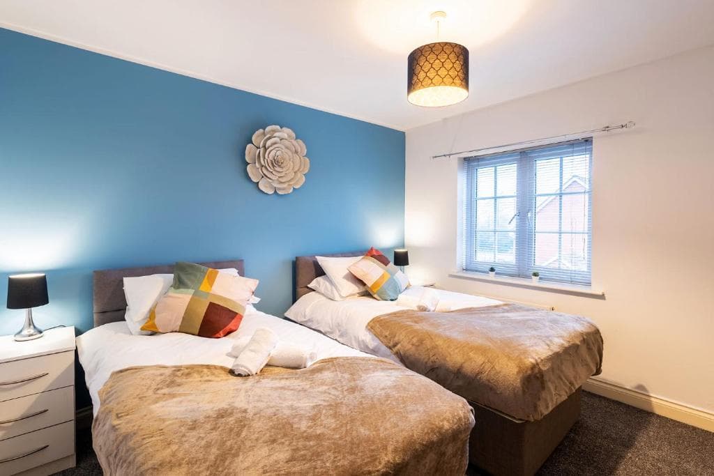 Accommodation at Modern Contractor Leisure House & Big Garden & Driveway Parking in hull