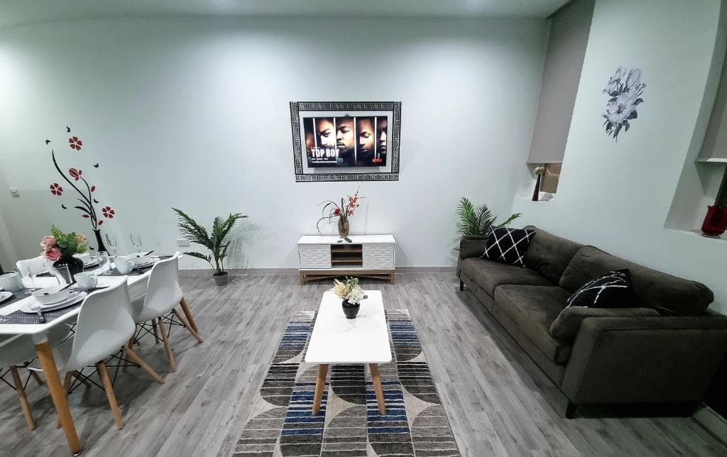 Accommodation at *C!4* Enjoy a wonderful stay in our Cosy Luxurious & Spacious ground floor apartment + Free Parking + Free WiFi * in stanningley