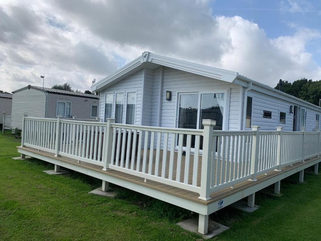 Accommodation at 8 BIRTH LODGE ON CAYTON BAY HOLIDAY PARK in cayton