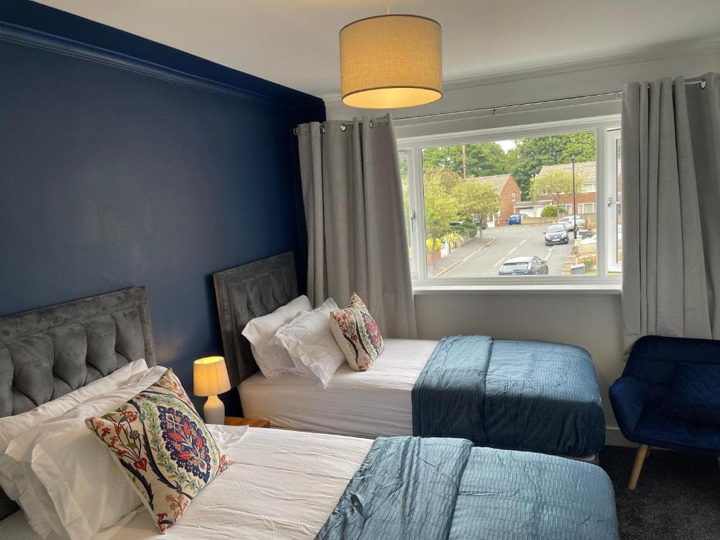 Accommodation at *Stylish*Upmarket 3 bed house 9 mins to centre in sheffield