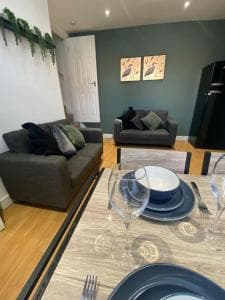 Accommodation at Ideal 4 Bed House - 5 minutes From Leeds in headingley