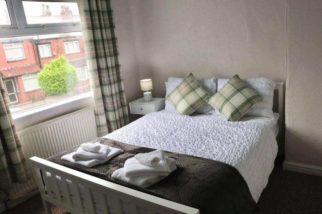 Accommodation at Home Away From Home - 2 Bed FREE Parking & Wifi in hunslet