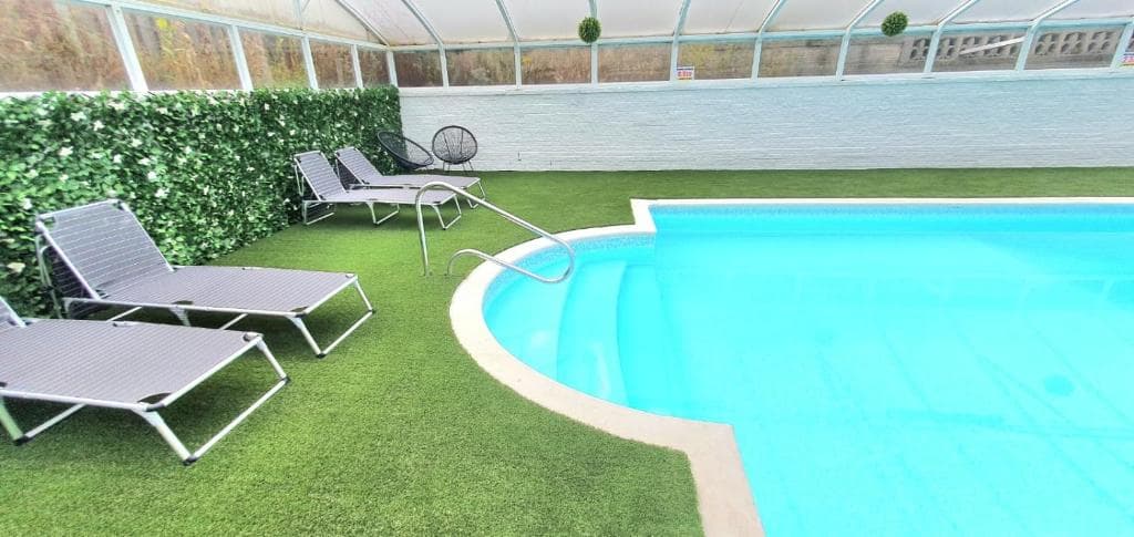 Accommodation at Spa home with pool sauna hottub & bar sleeps 20 in aston