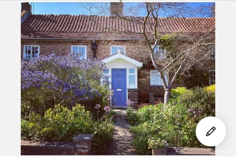 Accommodation at farmhouse , quirky 3/4bed period home with hot tub in gate helmsley