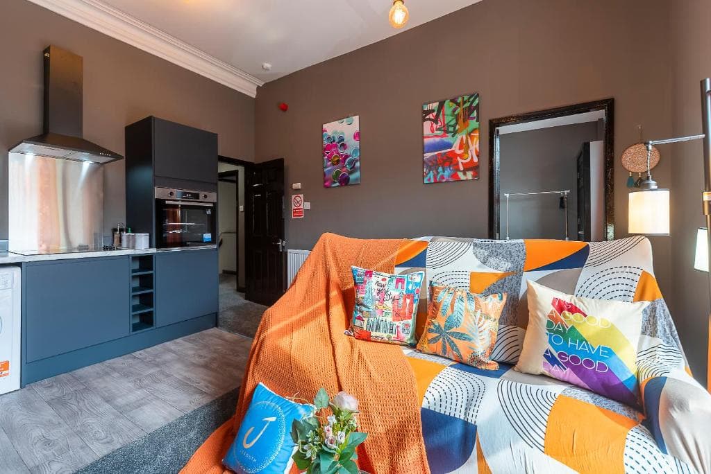Accommodation at Art-Filled Bohemian 1 Bedroom Apt 2 Beds Colourful Praise Inn Newly Refurbished in hull