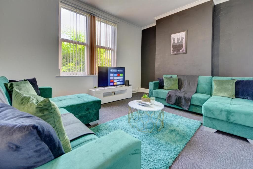 Accommodation at Stunning Sheffield House Sleeps 12 in sheffield