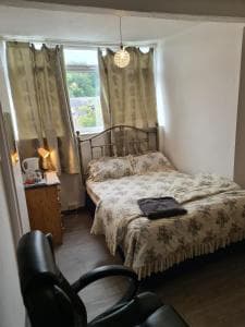 Accommodation at Cheerful one double bedroom with hot bath in sheffield