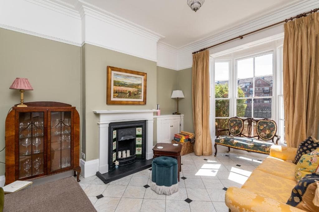 Accommodation at Pass the Keys Opulent 4 bed house in YO1 with riverside views in york