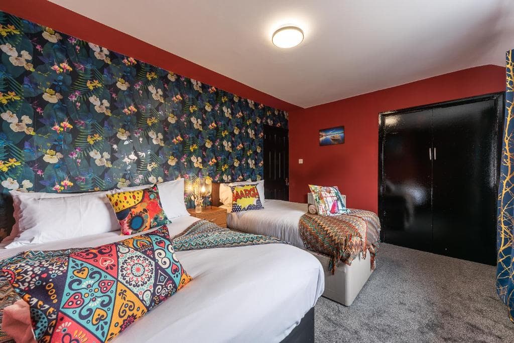 Accommodation at J's FrEsH Newly RefurB 2 Bedroom Garden Parking in hull