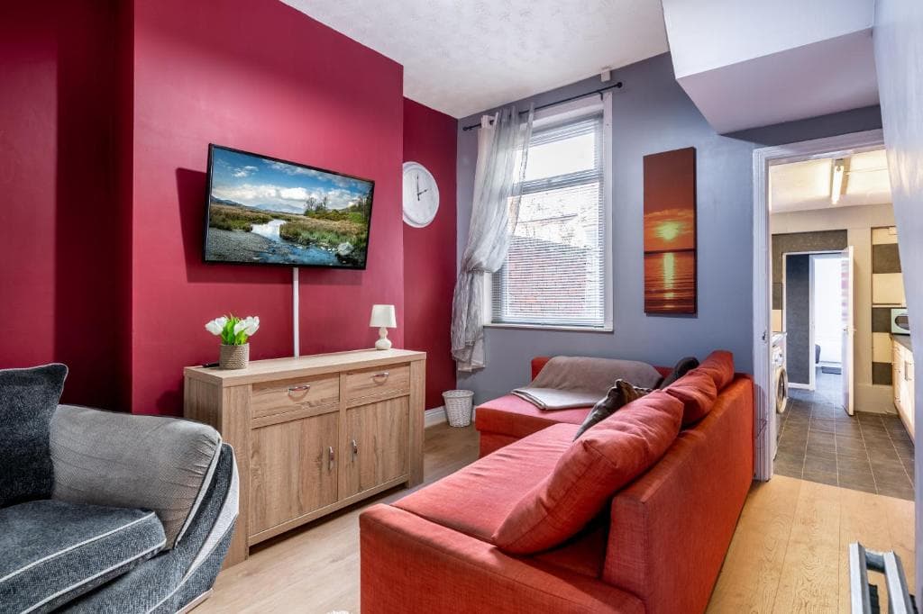 Accommodation at 4 bedroom Town Centre Town House free parking and Wi-Fi in middlesbrough