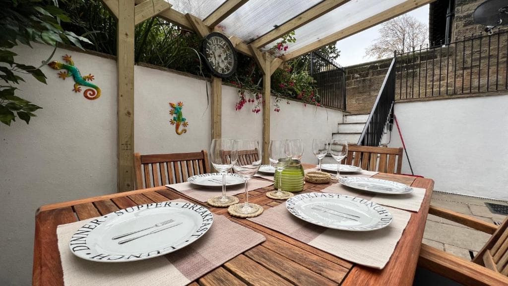 Accommodation at The Garden Apartment - Spacious 2 bedroom, central location in harrogate