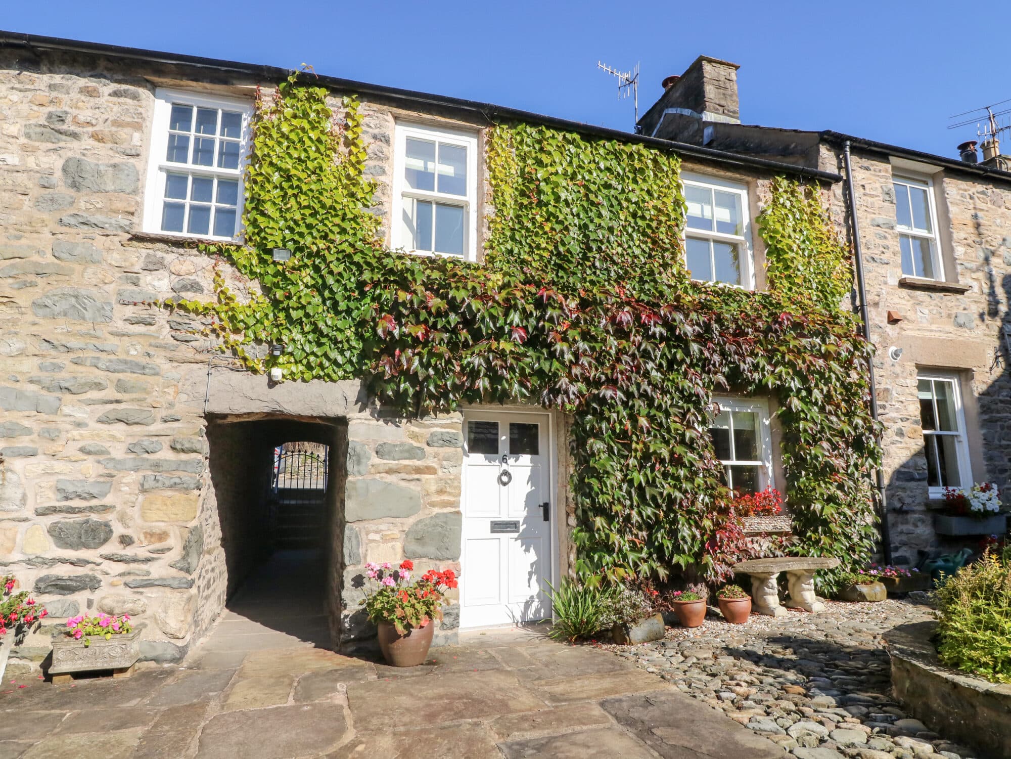 Accommodation at 6 Kings Court in barbon