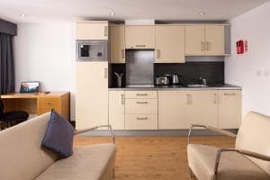 Roomzzz Leeds City West Image 2