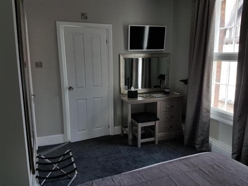 Lil's On The Waterfront Image 2