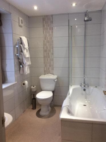 The Golden Lion Hotel Image 3