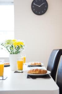 Hampton House - Lovely and Spacious 2 Bedroom Apartment - WITH FREE PARKING Image 2