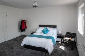 Fantastic Large House with Private Parking Image 2