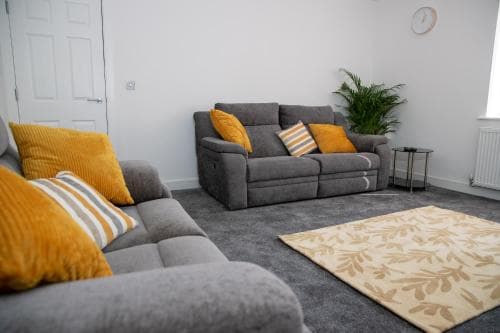 Fantastic Large House with Private Parking Image 1