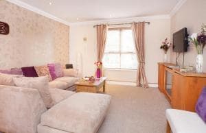 Riverbank View Three Bedroom Apartment with Free Parking Image 2