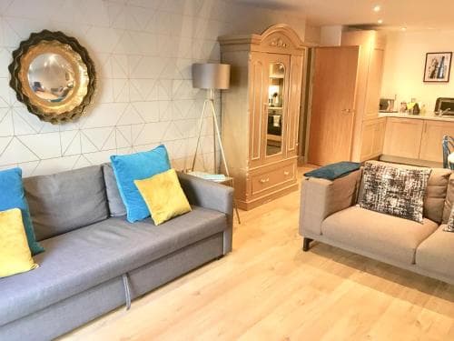 Central york apartment * gold sofa* parking sometimes available Image 7