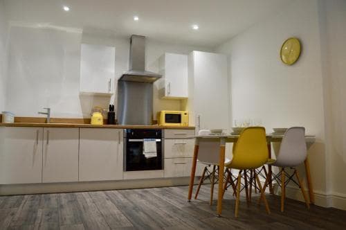 Sleeps 5 with 2 bedrooms and sofabed, perfect for work or leisure, stylish spacious city centre apartment, book our Queen Suite, today! Image 3