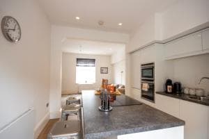 HU1 City Centre Hub (sleeps 6) Image 3