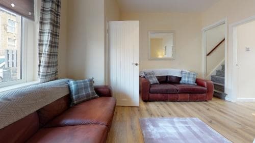 StayZo Westminster Stylish House Accommodation Image 3